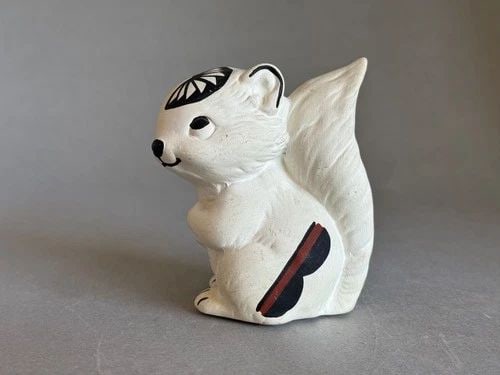 VINTAGE ACOMA PUEBLO SQUIRREL EFFIGY POT SIGNED C CHINO (1 of 2)