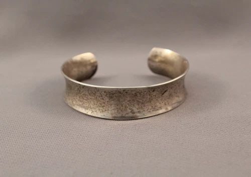 VINTAGE STERLING SILVER BRACELET MID CENTURY STYLE: VINTAGE STERLING SILVER BRACELET MID CENTURY STYLE Item Description: 5/8 Wide ..5 1/2" Inside With a 1" opening ..= 6 1/2 "