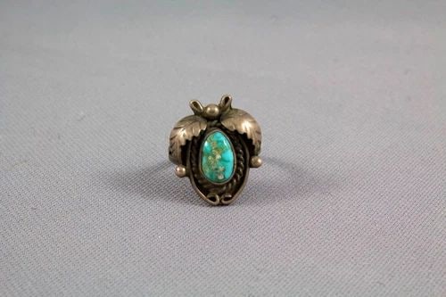 OLD PAWN VINTAGE NAVAJO STERLING SILVER RING - BEAUTIFUL TURQUOISE STONE - SZ 7: OLD PAWN VINTAGE NAVAJO STERLING SILVER RING - BEAUTIFUL TURQUOISE STONE - SZ 7 Item Description: This vintage Navajo silver ring came out of old pawn. It is set with a beautiful turquoise stone. The 