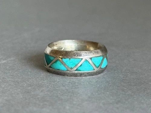 VINTAGE ZUNI STERLING SILVER WITH INLAID TURQUOISE WEDDING BAND RING SIZE 5 1/2: VINTAGE ZUNI STERLING SILVER WITH INLAID TURQUOISE WEDDING BAND RING SIZE 5 1/2 Vintage Zuni Sterling Silver with Inlaid Turquoise Wedding Band Ring Size 5 1/2 ..5/16" Wide