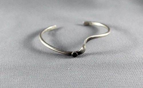 VINTAGE NAVAJO STERLING AND ONYX BRACELET SIGNED GS: VINTAGE NAVAJO STERLING AND ONYX BRACELET SIGNED GS Item Description: 1/8 " Thick 5 " Inside with a 1" Opening P