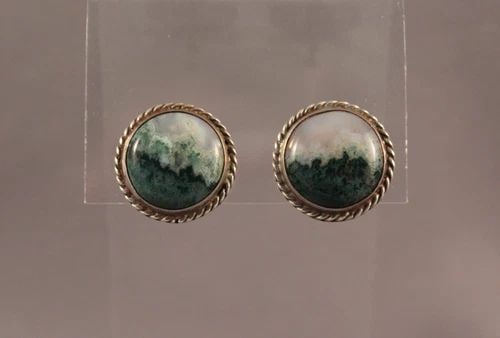 OLD PAWN NAVAJO SILVER AND PICTURE AGATE EARRINGS OLD SCREW BACK TYPE: OLD PAWN NAVAJO SILVER AND PICTURE AGATE EARRINGS OLD SCREW BACK TYPE Item Description: 3/4” length P