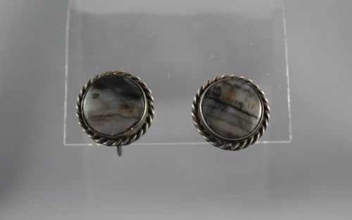 OLD PAWN NAVAJO PICTURE AGATE EARRINGS: OLD PAWN NAVAJO PICTURE AGATE EARRINGS Item Description: 5/8” tall