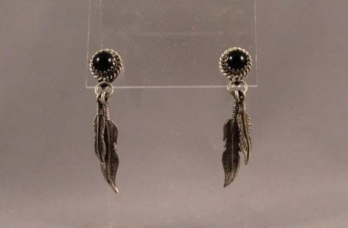 VINTAGE NAVAJO SILVER AND BLACK ONYX EARRINGS ..FEATHERS ..: VINTAGE NAVAJO SILVER AND BLACK ONYX EARRINGS ..FEATHERS .. Item Description: 1" 5/8" length