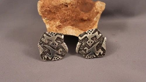 VINTAGE NAVAJO INDIAN SILVER EARRINGS - LIZARD DESIGN - CLASP BACKINGS: VINTAGE NAVAJO INDIAN SILVER EARRINGS - LIZARD DESIGN - CLASP BACKINGS Item Description: 1 1/8" h x 1" w