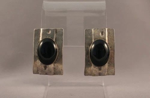 VINTAGE NAVAJO SILVER EARRINGS WITH BLACK JET (1 of 2)