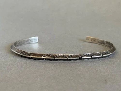 VINTAGE THIN NAVAJO HAND STAMPED STERLING SILVER BRACELET (1 of 2)