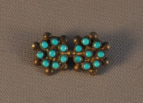 OLD PAWN ZUNI SILVER PIN - DOUBLE CIRCLE OF 16 DELICATE TURQUOISE STONES: OLD PAWN ZUNI SILVER PIN - DOUBLE CIRCLE OF 16 DELICATE TURQUOISE STONES Item Description: This small Zuni silver pin has 16 petitpoint turquoise stones set into very delicate silver bezel. This pin m