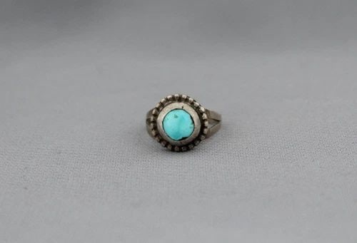 OLD PAWN NAVAJO STERLING AND TURQUOISE RING SIZE 5 3/4: OLD PAWN NAVAJO STERLING AND TURQUOISE RING SIZE 5 3/4 Item Description: 1/2" tall