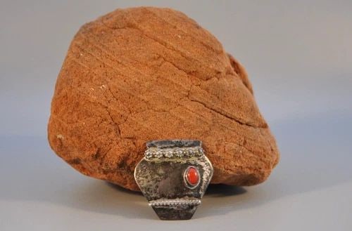 OLD PAWN NAVAJO STERLING SILVER PIN WITH CORAL: OLD PAWN NAVAJO STERLING SILVER PIN WITH CORAL Weight 6.45 Grams 1 1/4" Tall