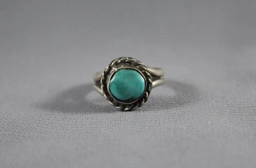 OLD PAWN NAVAJO STERLING SILVER AND TURQUOISE RING SIZE 6: OLD PAWN NAVAJO STERLING SILVER AND TURQUOISE RING SIZE 6 Item Description: 1/2” tall