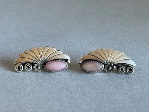 VINTAGE NAVAJO STERLING SILVER WITH ROSE QUARTZ STUD EARRINGS. (1 of 2)