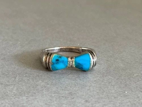 VINTAGE STERLING SILVER AND TURQUOISE RING SIZE 6 3/4: VINTAGE STERLING SILVER AND TURQUOISE RING SIZE 6 3/4 Vintage Sterling Silver and Turquoise Ring Size 6 3/4 1/4" wide