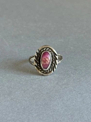 OLD PAWN NAVAJO STERLING SILVER RING WITH NICE STONE. SIZE 6 3/4: OLD PAWN NAVAJO STERLING SILVER RING WITH NICE STONE. SIZE 6 3/4 Vintage Navajo Sterling Silver Ring with nice stone. Size 6 3/4 5/8” tall