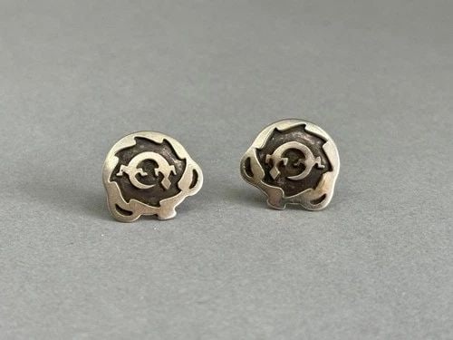 VINTAGE NAVAJO MANY GOATS STERLING SILVER STUD EARRINGS. LIZARD. 7/8 (1 of 2)
