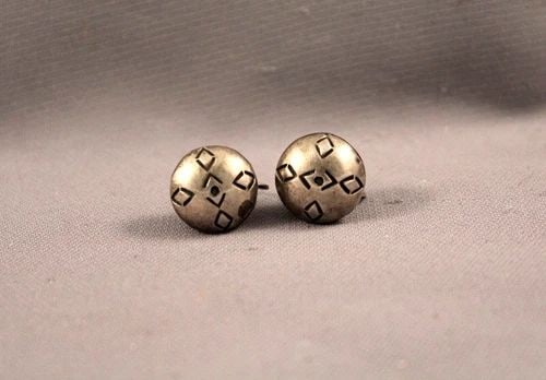 OLD PAWN NAVAJO STERLING SILVER BUTTON EARRINGS -SCREW BACK (1 of 2)
