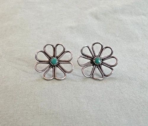 OLD PAWN NAVAJO STERLING SILVER AND TURQUOISE EARRINGS 3/4" TALL: OLD PAWN NAVAJO STERLING SILVER AND TURQUOISE EARRINGS 3/4" TALL 3/4" Wide ..2.5 Grams Throughout the 40 years that I have been in business, I have purchased jewelry from pawn shops throughout the Sou
