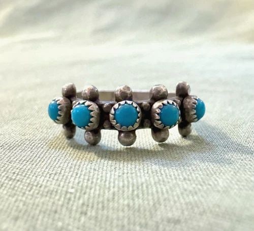 VINTAGE NAVAJO STERLING SILVER TURQUOISE RING SIZE 5 1/4: VINTAGE NAVAJO STERLING SILVER TURQUOISE RING SIZE 5 1/4 1/4" Wide 2.6 Grams Throughout the 40 years that I have been in business, I have purchased jewelry from pawn shops throughout the Southwest tha