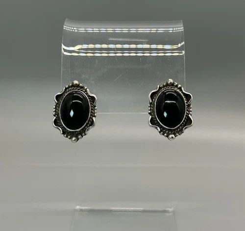 VINTAGE NAVAJO STERLING AND BLACK OYNX EARRINGS: VINTAGE NAVAJO STERLING AND BLACK OYNX EARRINGS Item Description: 1" Tall