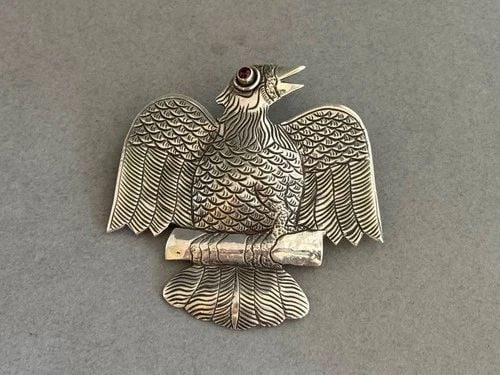 VINTAGE STERLING SILVER BIRD BROOCH PIN: VINTAGE STERLING SILVER BIRD BROOCH PIN Vintage Sterling Silver Bird Brooch Pin ..1 3/4" Tall x 1 5/8" Wide 8 Grams Small dent in chest ..