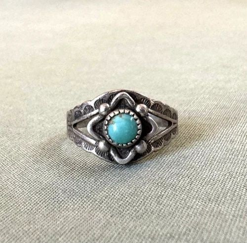 OLD PAWN NAVAJO STERLING SILVER AND TURQUOISE RING SIZE 4 1/4: OLD PAWN NAVAJO STERLING SILVER AND TURQUOISE RING SIZE 4 1/4 3/8 " Tall 2.7 Grams Throughout the 40 years that I have been in business, I have purchased jewelry from pawn shops throughout the Southwe