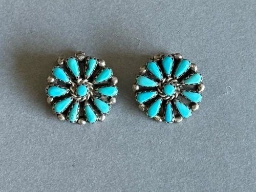 VINTAGE ZUNI STERLING SILVER WITH TURQUOISE FLOWER CLAMP ON EARRINGS.: VINTAGE ZUNI STERLING SILVER WITH TURQUOISE FLOWER CLAMP ON EARRINGS. Vintage Zuni Sterling Silver with Turquoise Flower Clamp On Earrings...3/4" Wide