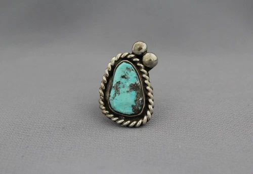 OLD PAWN NAVAJO STERLING SILVER AND TURQUOISE RING SIZE 4 1/2: OLD PAWN NAVAJO STERLING SILVER AND TURQUOISE RING SIZE 4 1/2 Item Description: 1 1/8" tall