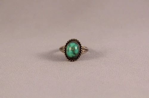 OLD PAWN NAVAJO STERLING SILVER AND TURQUOISE RING SIZE 7: OLD PAWN NAVAJO STERLING SILVER AND TURQUOISE RING SIZE 7 Item Description: 5/8" tall