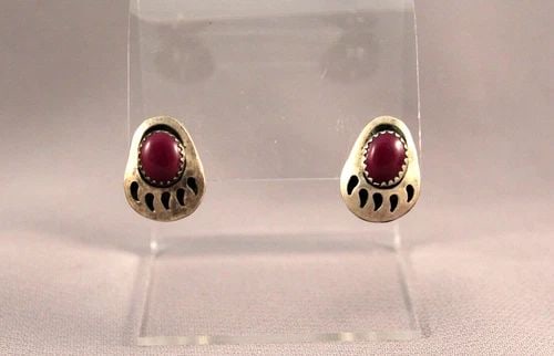 VINTAGE NAVAJO STERLING SILVER AND SUGILITE STONE EARRINGS BEAR CLAW: VINTAGE NAVAJO STERLING SILVER AND SUGILITE STONE EARRINGS BEAR CLAW Item Description: 1/2” wide 5/8’ tall P