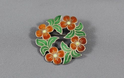 JERONIMO FUENTES - VTG MID CENTURY ENAMEL SILVER PIN - RED FLORAL WREATH - 1.5": JERONIMO FUENTES - VTG MID CENTURY ENAMEL SILVER PIN - RED FLORAL WREATH - 1.5" Item Description: Beautifully crafted vintage Mexico silver enamel pin. 1 1/2 " across.
