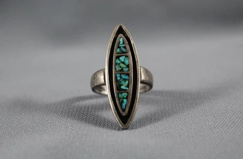 OLD PAWN NAVAJO STERLING SILVER AND TURQUOISE RING SIZE 7 1/4: OLD PAWN NAVAJO STERLING SILVER AND TURQUOISE RING SIZE 7 1/4 Item Description: 1 3/8” tall