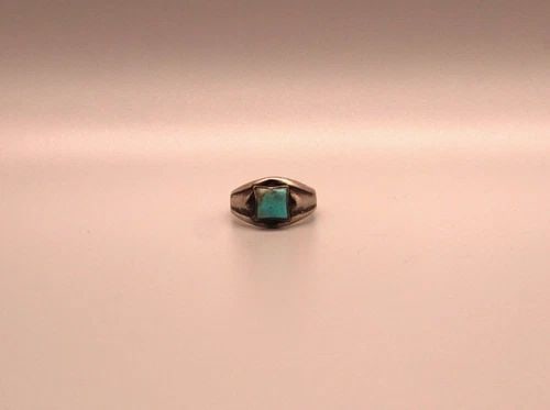 OLD PAWN NAVAJO STERLING AND TURQUOISE RING SIZE 6 1/2: OLD PAWN NAVAJO STERLING AND TURQUOISE RING SIZE 6 1/2 Item Description: 1/2 " Tall