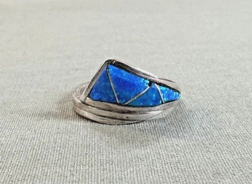 NEW ZUNI STERLING SILVER BLUE OPEL RING SIZE 7.. SIGNED: NEW ZUNI STERLING SILVER BLUE OPEL RING SIZE 7.. SIGNED 1/2" Wide Ring Size 7 .. 3.4 Grams Throughout the 40 years that I have been in business, I have purchased jewelry from pawn shops throughout the