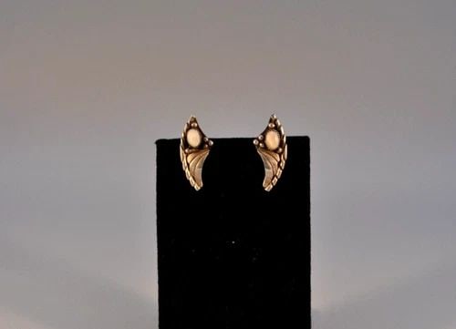 OLD PAWN NAVAJO STERLING SILVER EARRINGS SHELL SNAP ON CLAMPS: OLD PAWN NAVAJO STERLING SILVER EARRINGS SHELL SNAP ON CLAMPS Weight 5.61 Grams 1" Tall