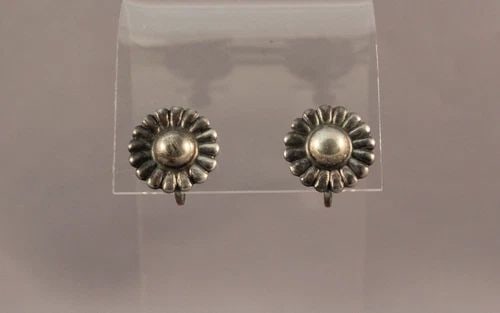 OLD PAWN NAVAJO SILVER EARRINGS OLD SCREW BACKS (1 of 2)
