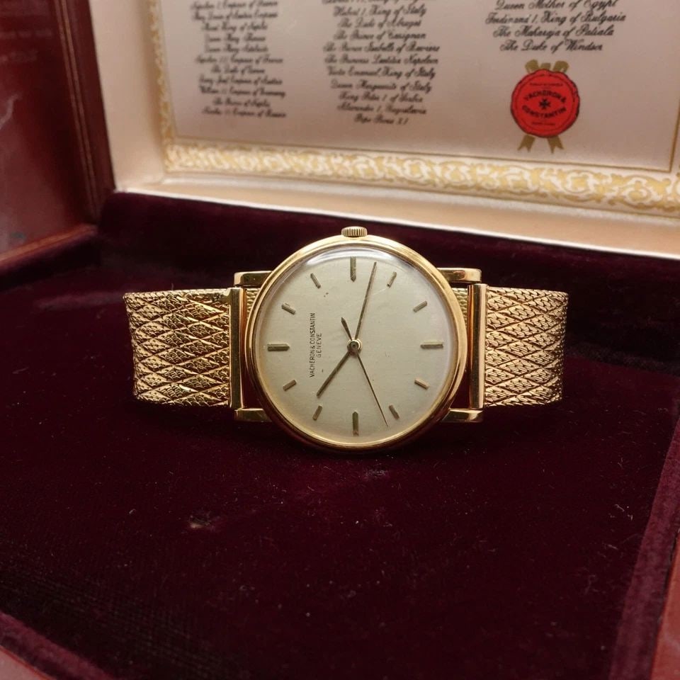 VACHERON CONSTANTIN 395191 18K YELLOW GOLD MANUAL WATCH 32MM BOX PAPER: VACHERON CONSTANTIN 395191 18K YELLOW GOLD MANUAL WATCH 32MM BOX PAPER Vintage Vacheron Constantin 18K Yellow Gold 18 Jewels Manual Watch with an aftermarket 18K Yellow Gold Mesh Bracelet Case Size - 