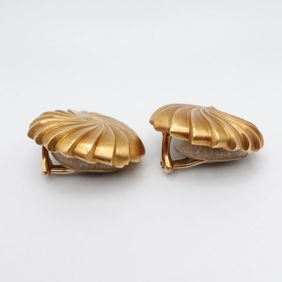 1989 ANGELA CUMMINGS 18K YELLOW GOLD SPIRAL ABSTRACT CLIP ON EARRINGS 1.25": 1989 ANGELA CUMMINGS 18K YELLOW GOLD SPIRAL ABSTRACT CLIP ON EARRINGS 1.25" 1989 Angela Cummings 18K Yellow Gold Spiral Abstract Clip On Earrings with Safety Clip On Covers Height - 1.25" Total Weight