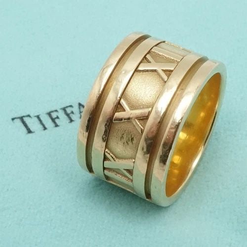 1995 TIFFANY & CO. ATLAS 18K YELLOW GOLD 12MM WIDE BAND RING 6: 1995 TIFFANY & CO. ATLAS 18K YELLOW GOLD 12MM WIDE BAND RING 6 Vintage 1995 Tiffany & Co. Atlas 18K Yellow Gold Wide Band Ring Size 6 Band Width - 12mm Depth - 1.5mm Thick Total Weight - 13.7 Grams (8