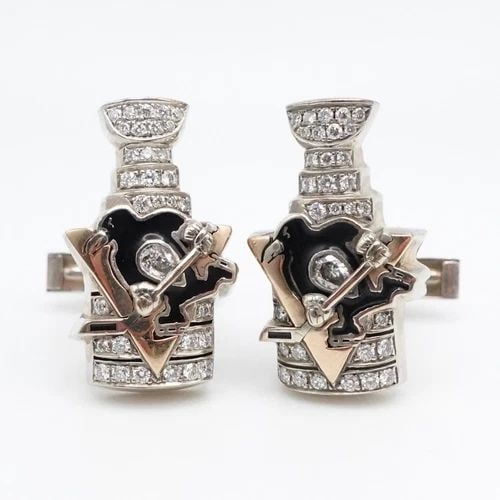 10K WHITE GOLD STERLING SILVER PITTSBURGH PENGUIN STANLEY CUP DIAMOND CUFFLINKS: 10K WHITE GOLD STERLING SILVER PITTSBURGH PENGUIN STANLEY CUP DIAMOND CUFFLINKS 10K White Gold & Sterling Silver Pittsburgh Penguin Stanley Cup Diamond Cufflinks Height - 1" Length - 0.50" Total Weigh