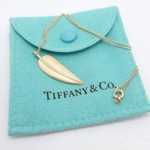 TIFFANY & CO. 18K YELLOW GOLD LEAF PENDANT NECKLACE 19" LONG POUCH: TIFFANY & CO. 18K YELLOW GOLD LEAF PENDANT NECKLACE 19" LONG POUCH Tiffany & Co. 18K Yellow Gold Leaf Pendant Chain Necklace Length - 19" Long Chain Width - 1mm Pendant Size (LxW) - 33mm x 9.5mm Penda