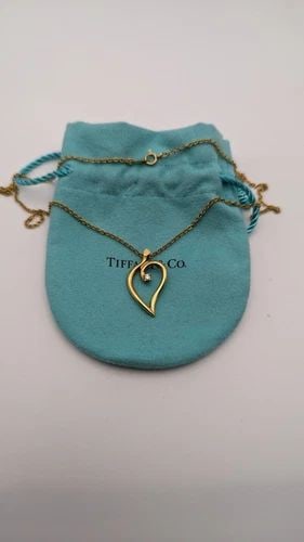 1987 TIFFANY & CO. 18K YELLOW GOLD DIAMOND HEART PENDANT NECKLACE 16": 1987 TIFFANY & CO. 18K YELLOW GOLD DIAMOND HEART PENDANT NECKLACE 16" 1987 Tiffany & Co. 18K Yellow Gold Diamond Heart Pendant Necklace The Chain is 18K Yellow Gold & is an aftermarket Length - 16" Lo