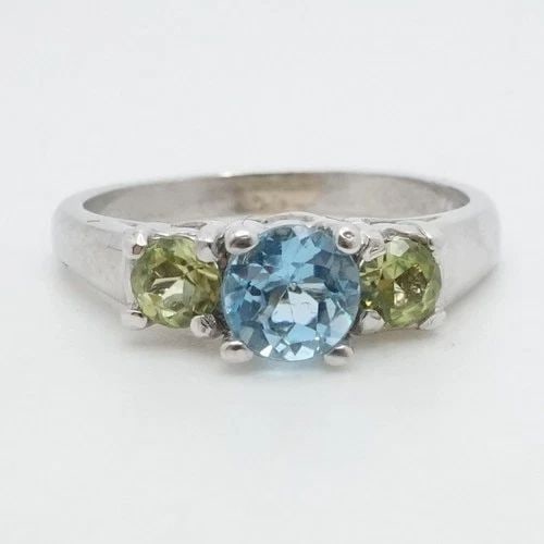 14K WHITE GOLD BLUE TOPAZ & PERIDOT THREE STONE RING SIZE 5.5 WITH PAPER: 14K WHITE GOLD BLUE TOPAZ & PERIDOT THREE STONE RING SIZE 5.5 WITH PAPER 14K White Gold Round Blue Topaz & Peridot Three Stone Ring Size - 5.5 Band Width - 2mm Item Value - $848 USD Appraiser Date - 0