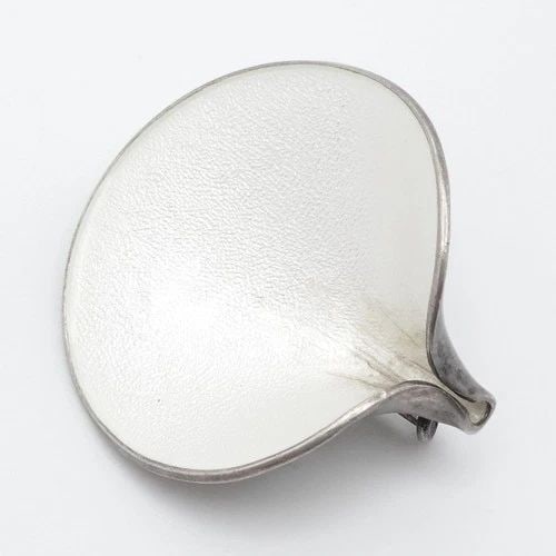 EINAR MODAHL STERLING SILVER NORWAY GUILLOCHE WHITE ENAMEL MODERNIST BROOCH PIN: EINAR MODAHL STERLING SILVER NORWAY GUILLOCHE WHITE ENAMEL MODERNIST BROOCH PIN Einar Modahl Sterling Silver Guilloche Norway White Enamel Modernist Brooch Pin Length - 1.4" Width - 1.3" Total Weight 