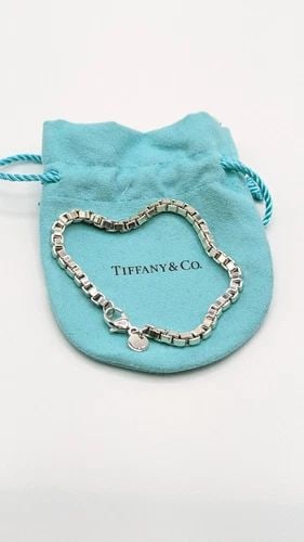 TIFFANY & CO. STERLING SILVER VENETIAN LINK BRACELET - 7.5" LENGTH: Tiffany & Co. Sterling Silver Venetian Link Bracelet Length - 7.5" Long Retail Price - $400 + Tax Pouch NOT Included Professionally Polished & Looks Great