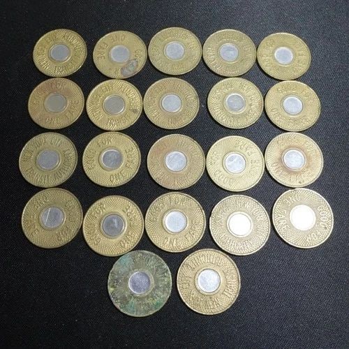 NEW YORK CITY TRANSIT SUBWAY BULLEYE 22 TOKEN: NEW YORK CITY TRANSIT SUBWAY BULLEYE 22 TOKEN 1989-1995 New York City Transit Subway Bulleye 22 Token Diameter - 22mm *The coins condition varies* Sold As Is