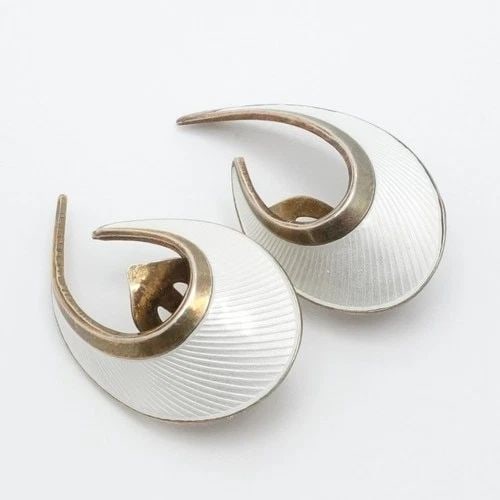 HROAR PRYDZ STERLING SILVER NORWAY GUILLOCHE WHITE ENAMEL CLIP ON DROP EARRINGS: HROAR PRYDZ STERLING SILVER NORWAY GUILLOCHE WHITE ENAMEL CLIP ON DROP EARRINGS Hroar Prydz Sterling Silver Norway Guilloche White Enamel Modernist Clip On Earrings Length - 1.25" Width - 0.75" Total 