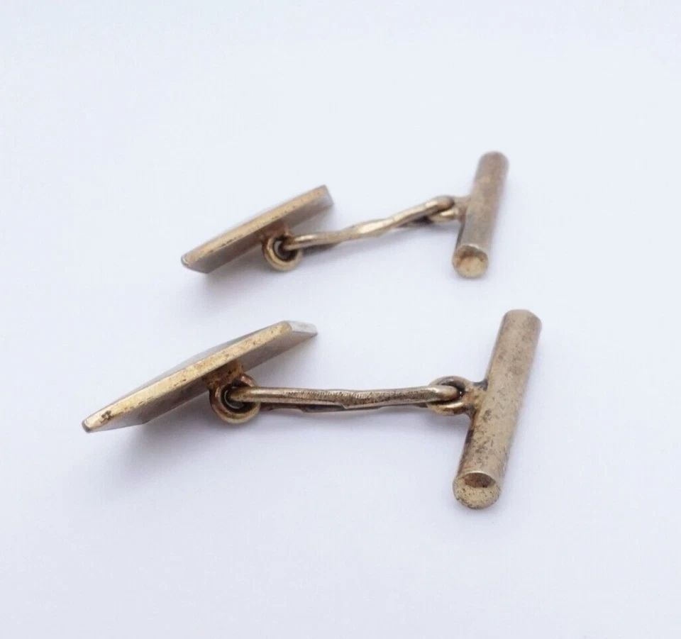 YELLOW GOLD PLATED & SILVER 875 GEOMETRIC CUFFLINKS: YELLOW GOLD PLATED & SILVER 875 GEOMETRIC CUFFLINKS Yellow Gold Plated & Silver 875 Vintage Geometric Cufflinks Height - 0.29" (7.5mm) Width - 0.78" (20mm) Total Weight - 6.3 Grams