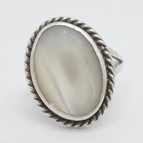 SILVER OVAL MOTHER OF PEARL TWIST ROPE DOME RING SIZE 8: SILVER OVAL MOTHER OF PEARL TWIST ROPE DOME RING SIZE 8 Sterling Silver Oval Mother of Pearl Twist Rope Dome Ring Size - 8 Pearl Size - 13 x 19mm Total Weight - 4.8 Grams