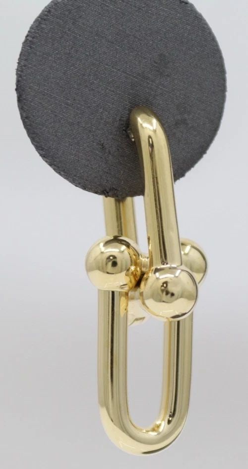 TIFFANY & CO. 18K YELLOW GOLD HARDWEAR LARGE LINK EARRINGS 1.4" W/ POUCH: TIFFANY & CO. 18K YELLOW GOLD HARDWEAR LARGE LINK EARRINGS 1.4" W/ POUCH Description Tiffany & Co. 18K Yellow Gold HardWear Large Link Earrings Tiffany HardWear is an expression of love’s transforma
