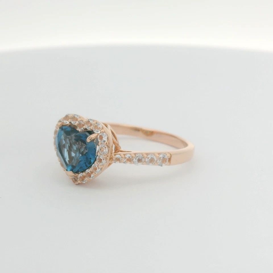 LEVIAN 14K ROSE GOLD 2.87 TCW BLUE & WHITE TOPAZ HALO HEART RING SIZE 9.5: LEVIAN 14K ROSE GOLD 2.87 TCW BLUE & WHITE TOPAZ HALO HEART RING SIZE 9.5 Description Levian 14K Rose Gold 2.87 TCW Blue & White Topaz Halo Heart Ring Ring is in good condition. May show signs of wear